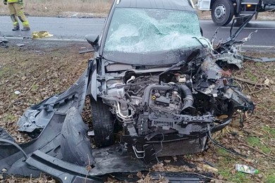 Czołowe zderzenie osobówki z ciężarówką