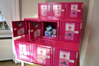 Różowe skrzyneczki trafiły do szkół