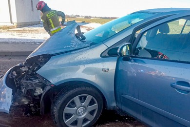 Wpadła w poślizg i uderzyła w drzewo