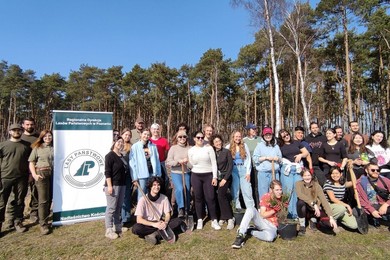 Studenci z różnych stron świata sadzili las