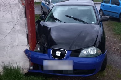 Próbował uniknąć kontroli trzeźwości. Wjechał w ogrodzenie