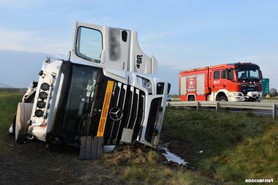 Przewrócił się ciągnik siodłowy z naczepą 