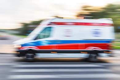 Motocyklista uderzył w drzewo. Doznał licznych obrażeń