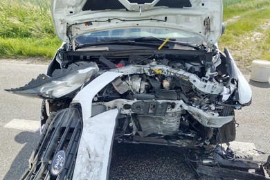 Nie upewnił się czy może skręcić… 