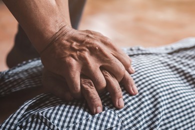 Uratowali życie 74-latce. Warto wiedzieć jak pomóc