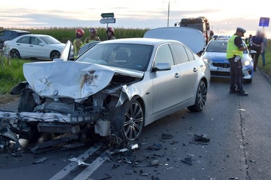 Czołowe zderzenie osobówek. Trzy osoby przewieziono do szpitala. 