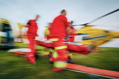 Groźny wypadek w zakładzie w Kościanie. Pracownika przygniótł trak do drewna