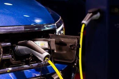 Samoładująca się hybryda czy PHEV - co ma większy sens? Zasięg, osiągi i koszty użytkowania