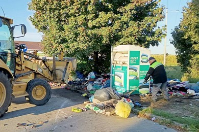 Gmina usunęła stertę ubrań spod galerii handlowej  w Kiełczewie