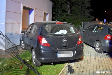 Nie ustąpiła pierwszeństwa – samochód uderzył w budynek