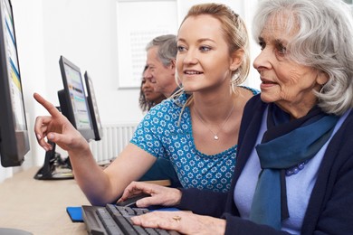 Seniorzy odkrywają internet – bezpłatne warsztaty w KOK