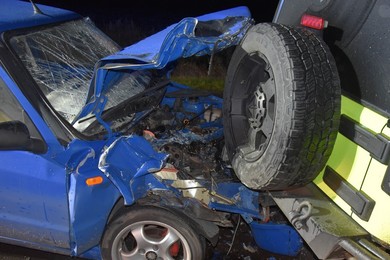 Kierowca skody uderzył w zaparkowanego jeepa