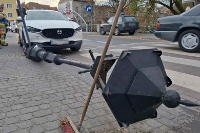 Kierowca mazdy uderzył w latarnię – trafił do szpitala
