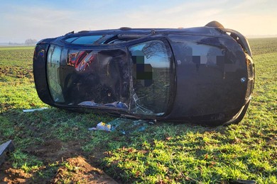 BMW wylądowało na dachu, kierowca w szpitalu