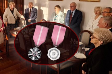 Medale dla par świętujących 50-lecie małżeństwa 