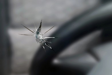 Odprysk na szybie od kamienia – co robić? Kiedy naprawa, a kiedy wymiana? Jak może w tym pomóc ubezp