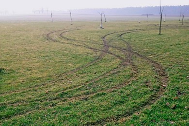 Parking w Nowym Dębcu znów zniszczony. Tym razem przez quady