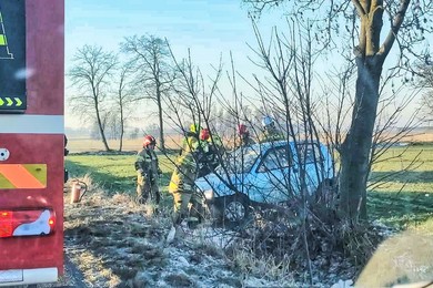 Nie dostosował prędkości, auto dachowało