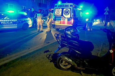 Nietrzeźwy i bez uprawnień. Wjechał w zaparkowane auto 