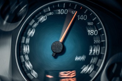 BMW pędziło przez wieś. 2500 zł mandatu i 15 punktów karnych