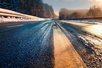 Nadal ślisko. Jeśli możesz zostań w domu