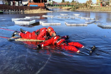 Co zrobić, gdy załamie się pod Tobą lód?