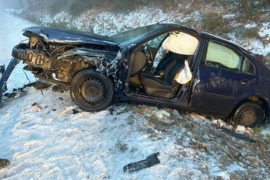 Czołowe zderzenie. Dwóch kierowców trafiło do szpitala