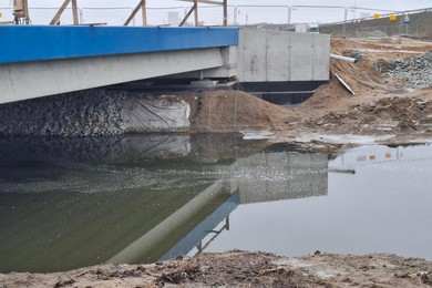 Niepokojąca plama w kanale Obry. Strażacy ruszyli do akcji w Kiełczewie