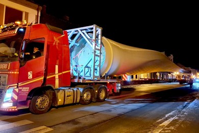 Potężne elementy turbin przejechały przez miasto