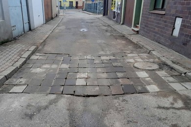 Odwilż dała się we znaki. Zapadlisko i pęknięty rurociąg 