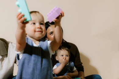 Siłownia dla zmysłów, czyli jak zabawki sensoryczne wspierają rozwój niemowlaka