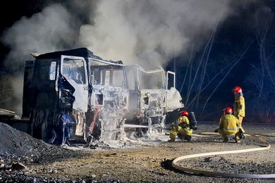 Nocny pożar ciężarówek na terenie firmy transportowej
