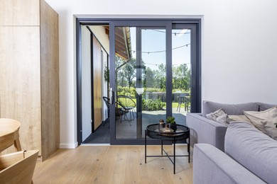 Marzysz o dużym przeszkleniu między salonem a tarasem? Sprawdź, jak się za to zabrać!