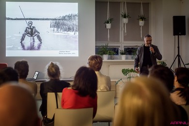 W bibliotece o kobiecości w fotografii 