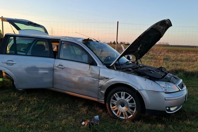 Zawiodły hamulce. Samochód wypadł z drogi